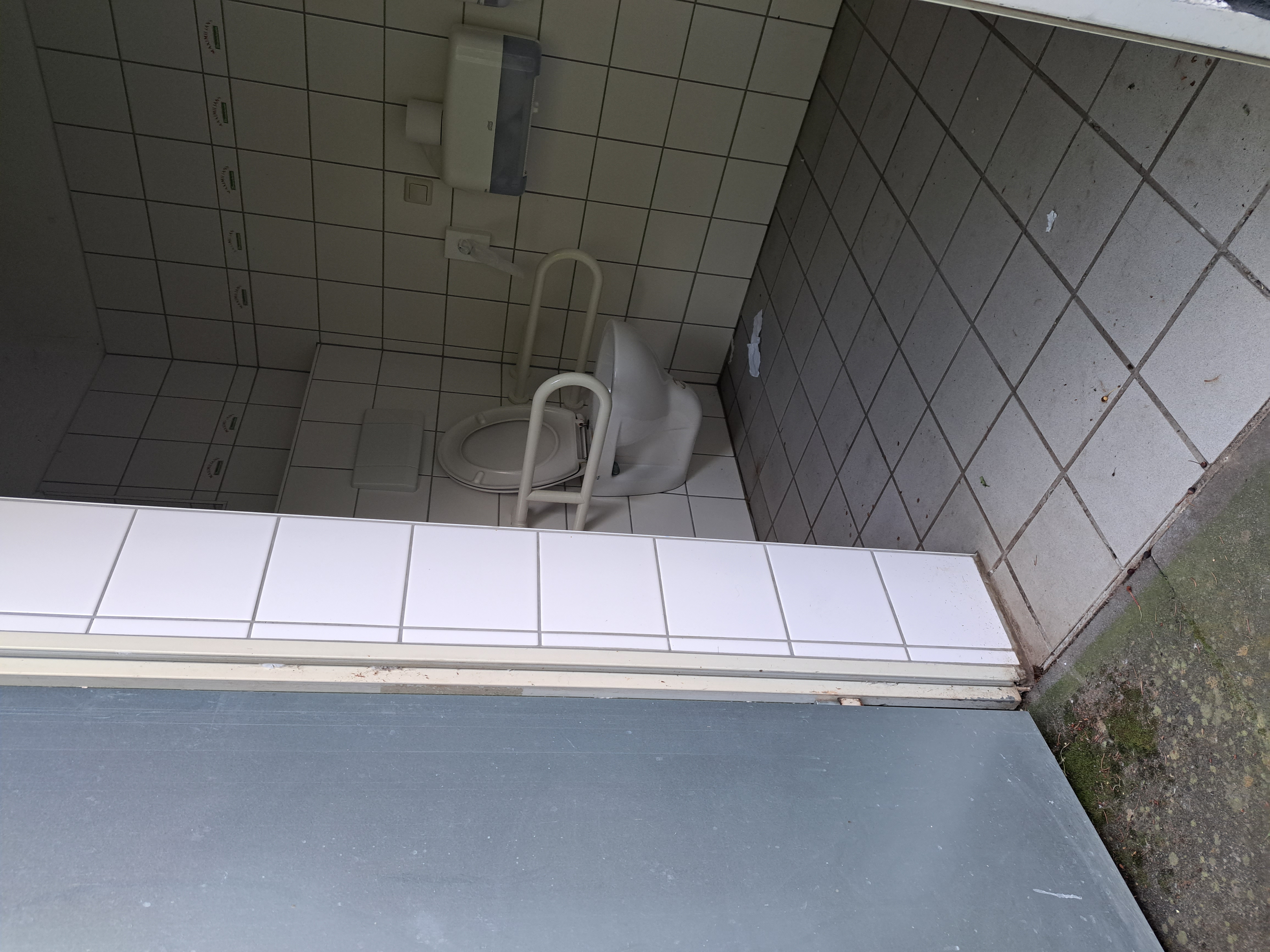 Afbeelding van openbaartoilet naast de biergarten Maximilians